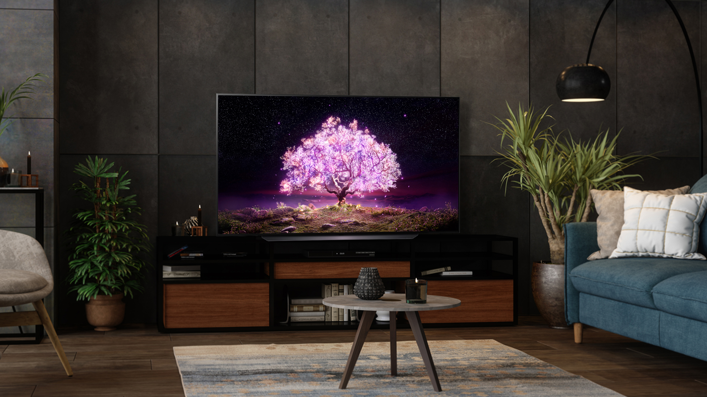 Der LG C1 OLED-Fernseher in einem Wohnzimmer mit einem violetten Baum.
