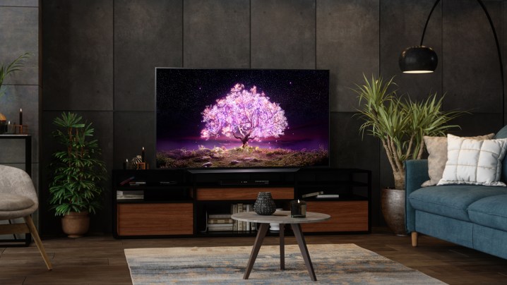 OLED-телевизор LG C1 в гостиной с фиолетовым деревом.