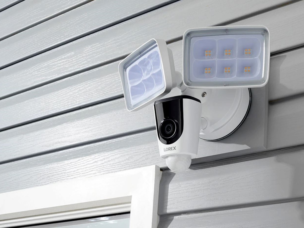 Câmera Lorex 1080p Wi-Fi Floodlight instalada acima da garagem.