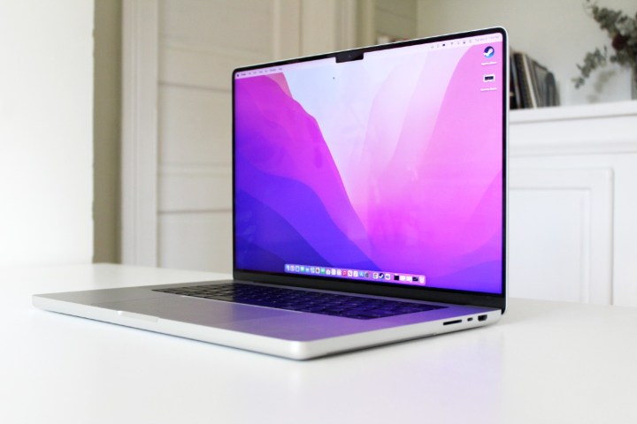 Das MacBook Pro 2021 mit geöffnetem Deckel auf einem weißen Tisch.