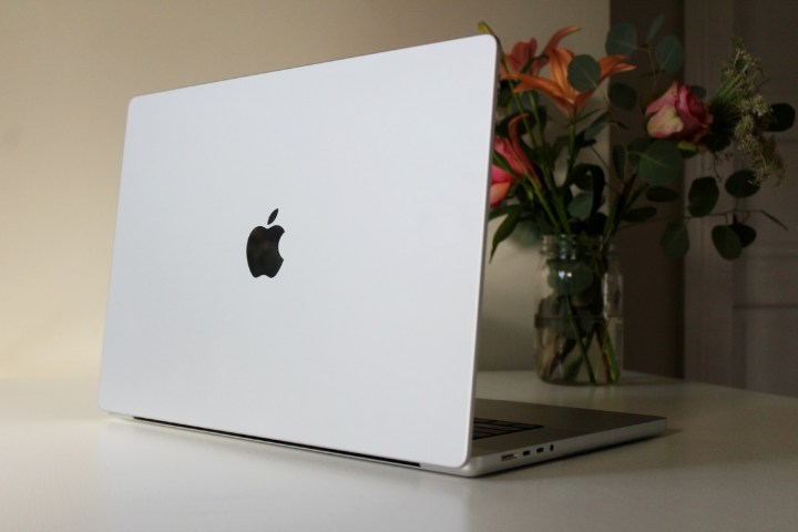 Il coperchio posteriore del MacBook Pro.