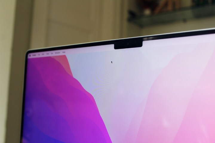Um close do MacBook Pro 2021 mostrando o entalhe da tela.