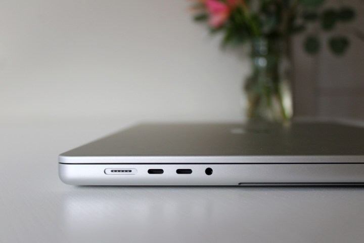 Un profilo laterale del MacBook Pro 2021.