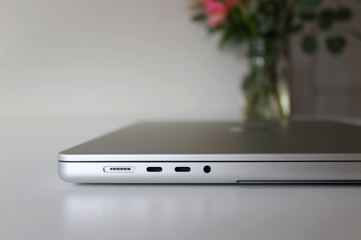 Um perfil lateral do MacBook Pro 2021.