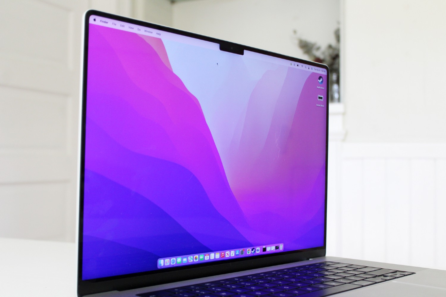 Vista lateral do Apple MacBook Pro mostrando a tela.