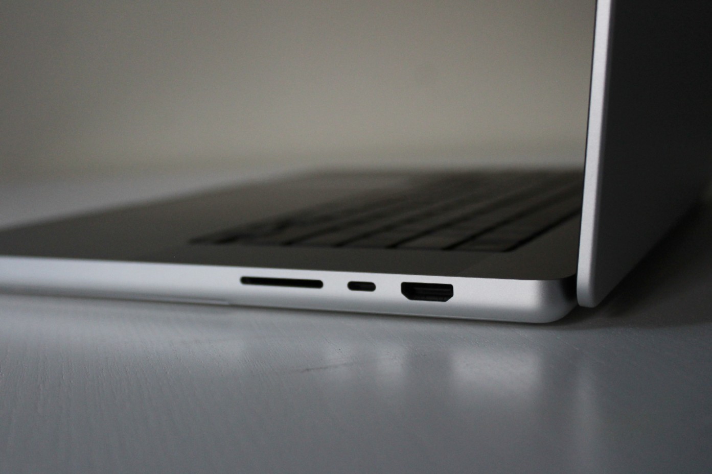 Uma visão de perfil lateral da seleção de porta do MacBook Pro.
