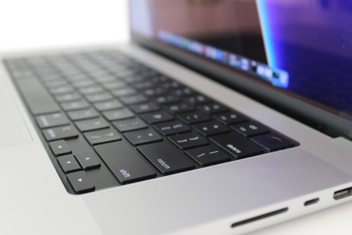 منظر جانبي لجهاز Apple MacBook Pro يعرض سطح لوحة المفاتيح والمنافذ.