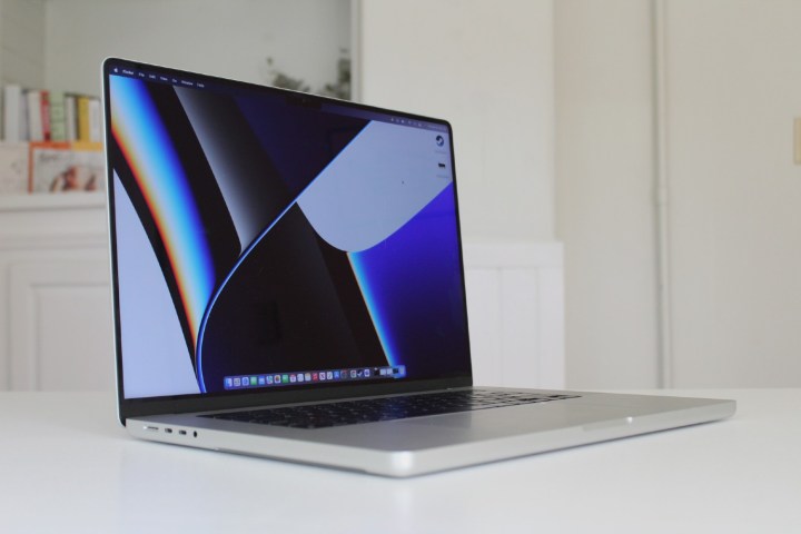 O MacBook Pro com o papel de parede padrão, que esconde o entalhe.