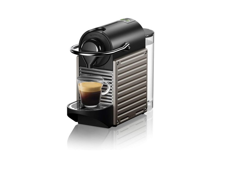 Imagem do produto Nespresso Pixie Espresso Machine e café.