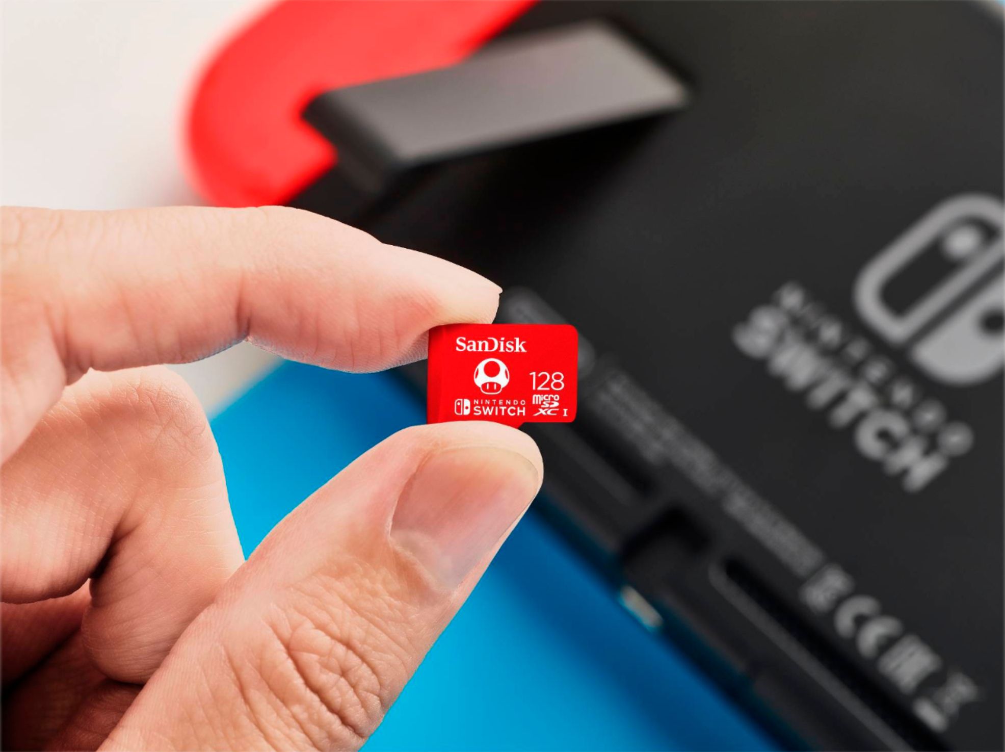 Cartão de memória SanDisk microSDXC de 128 GB para Nintendo Switch de perto com o console ao fundo.