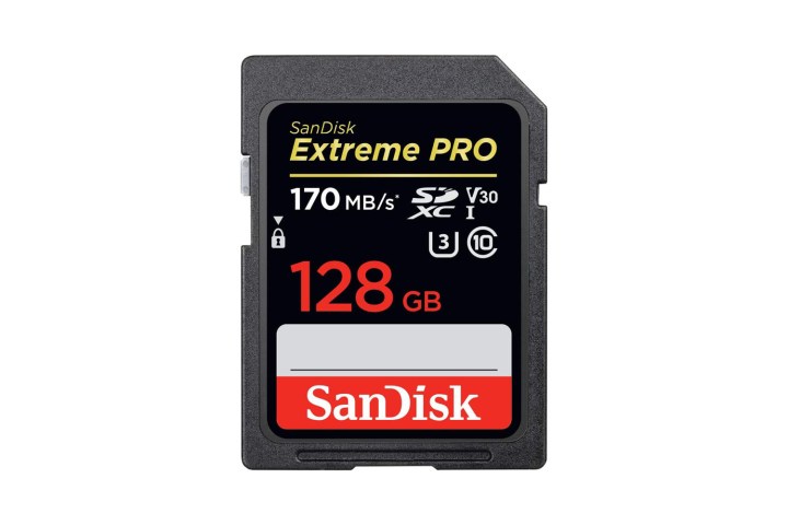 Die 128-GB-Version der SanDisk Extreme Pro SD-Karte auf weißem Hintergrund.