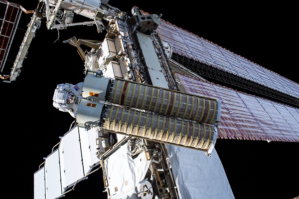 El astronauta de la NASA Shane Kimbrough lleva el segundo panel solar desplegable de la ISS (iROSA) hacia la estructura de armazón del Port-6 de la estación espacial, donde él y su compañero caminante espacial Pesquet lo instalarían