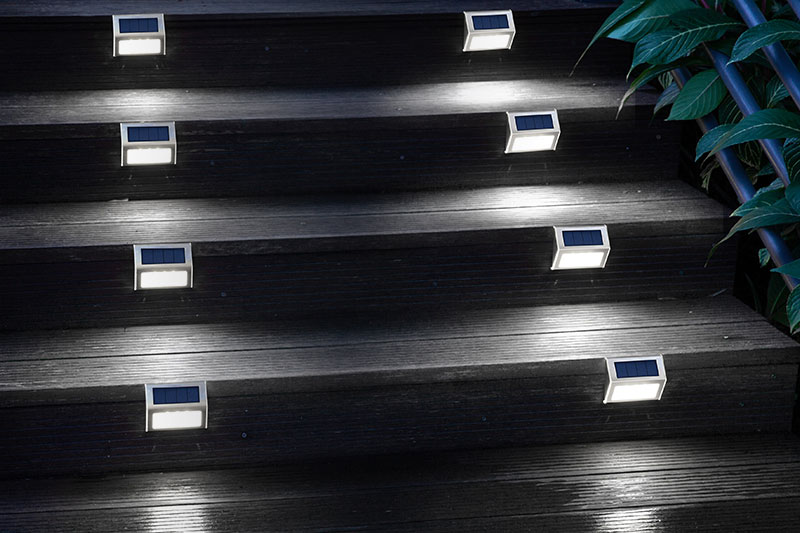 Iluminação solar de degraus JSOT instalada em escadas.
