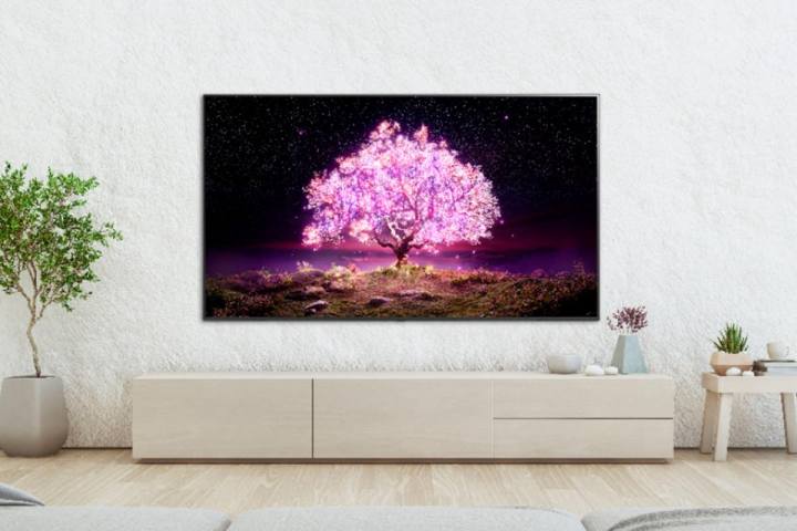 La TV OLED 4K serie LG C1 con un albero luminoso sullo schermo.