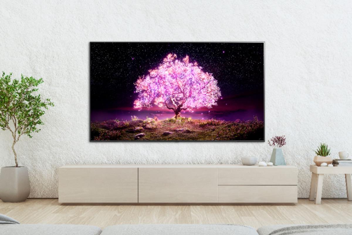 A TV OLED 4K LG C1 Series com uma árvore brilhante na tela.