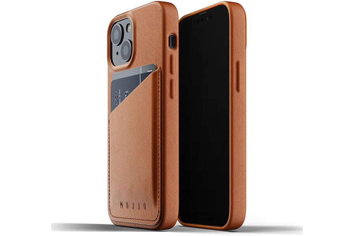 Полностью кожаный чехол-бумажник Mujjo коричневого цвета для iPhone 13 Mini, видны передняя и задняя части чехла.