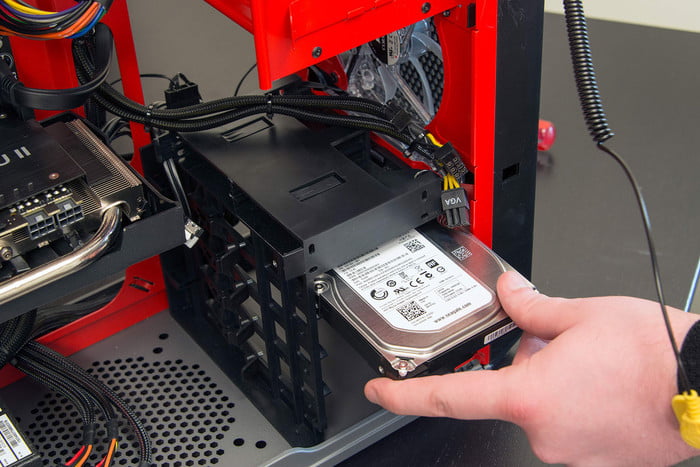 Инсталиране на твърд диск в калъф за настолен компютър