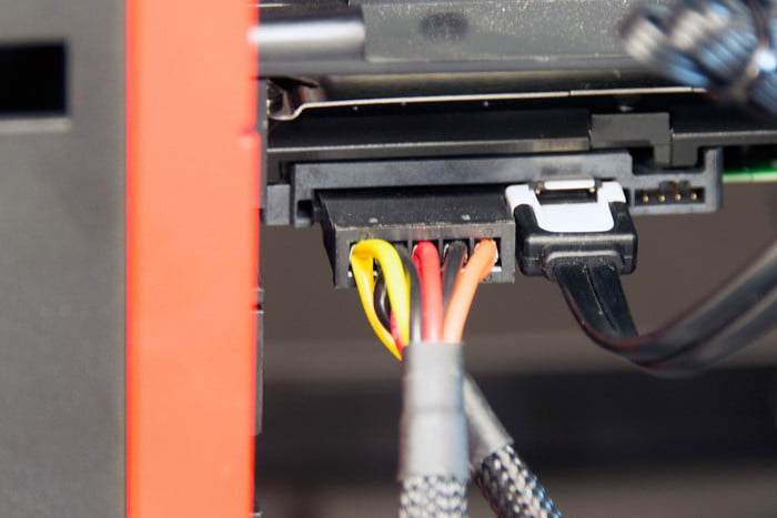 Napájecí kabel SATA připojený k pevnému disku