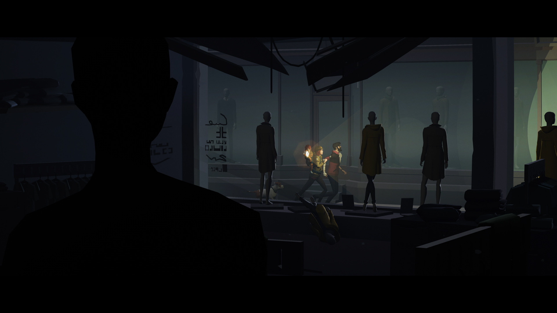 Los personajes exploran una habitación oscura, llena de figuras misteriosas en Somerville.