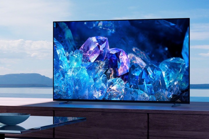 Un televisor Sony A80K 4K OLED sobre una mesa con un océano de fondo.