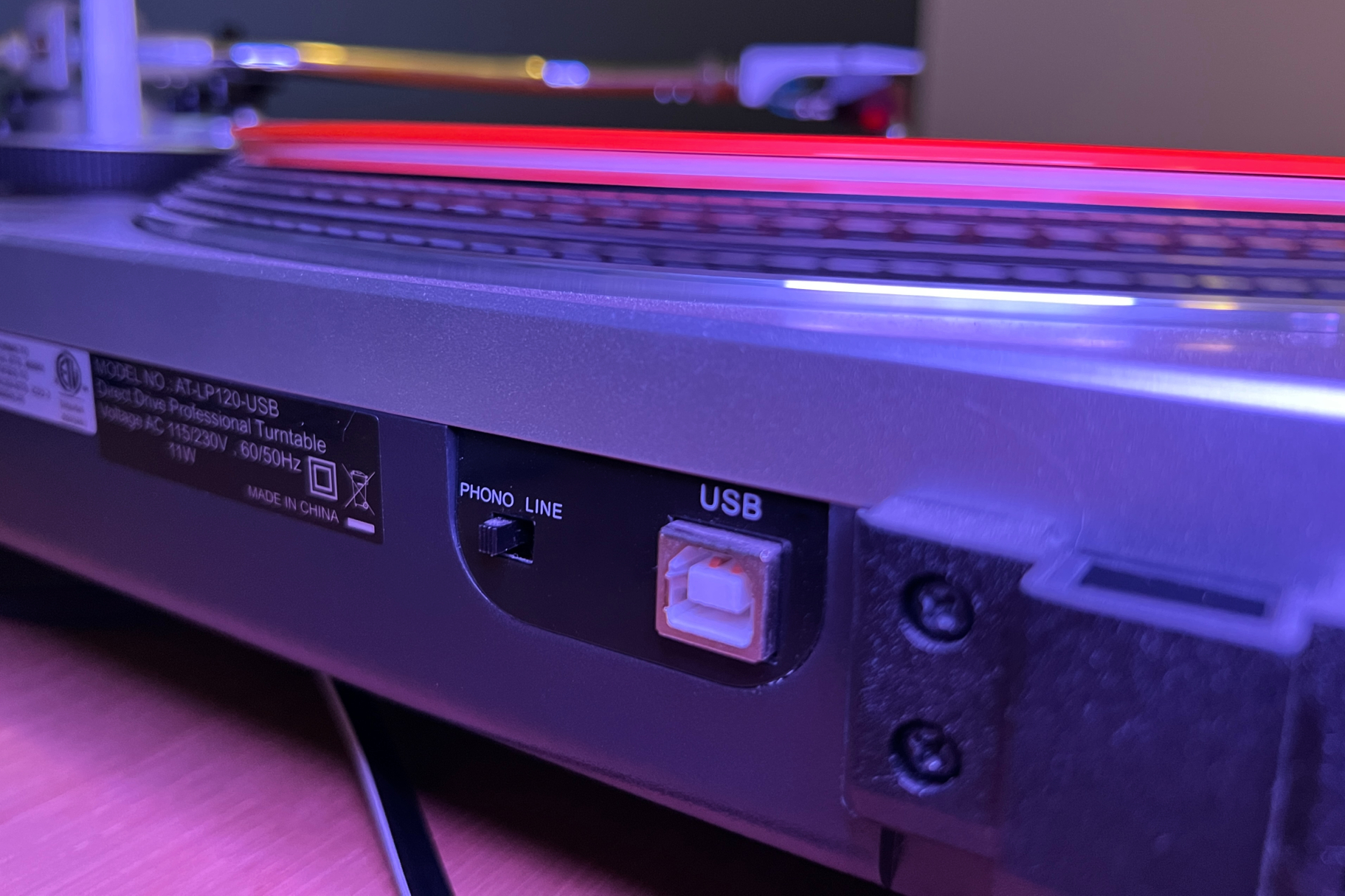 A porta USB na parte traseira de um toca-discos Audio Technica. 