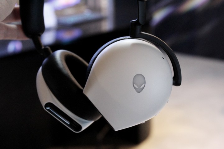 Alienware AW920H gaming headset.