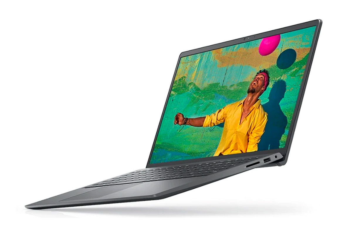 Bir adam Dell Inspiron 15 dizüstü bilgisayarın ekranında bir topu kafasında sektiriyor.