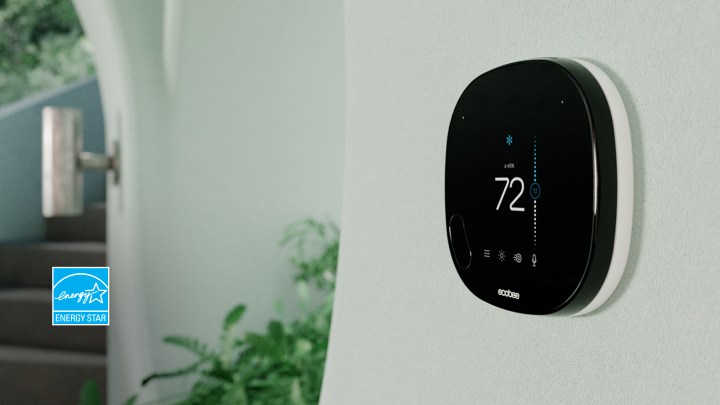 Ecobee termostatı duvara monte edilmiştir.