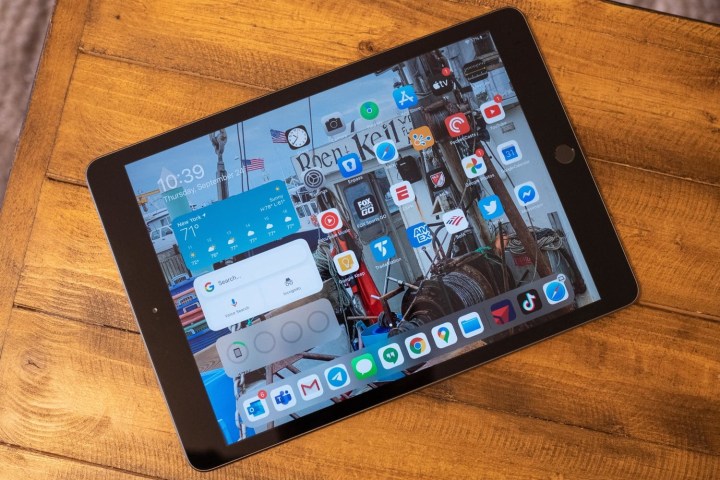 iPad 10.2 di atas meja.