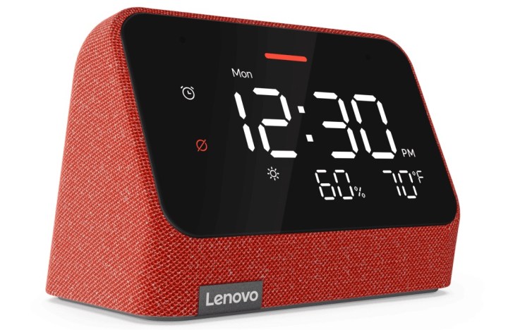 O novo Lenovo Smart Clock Essential com Alexa exibe a hora, data e temperatura.