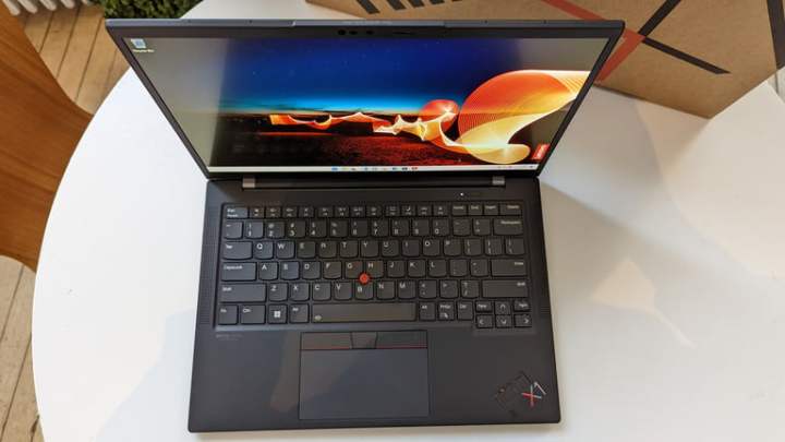 Vista superior do Lenovo ThinkPad X1 Carbon Gen 10 mostrando o teclado.