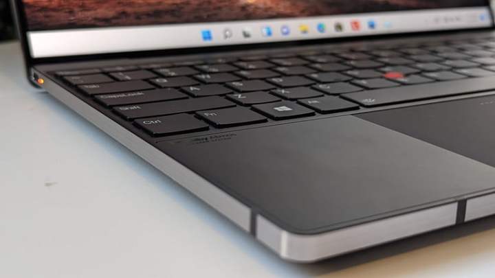 Visão frontal do Lenovo ThinkPad Z13 mostrando o teclado.