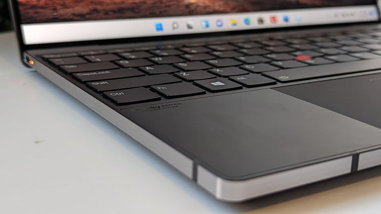 Vista frontal de Lenovo ThinkPad Z13 que muestra el teclado.