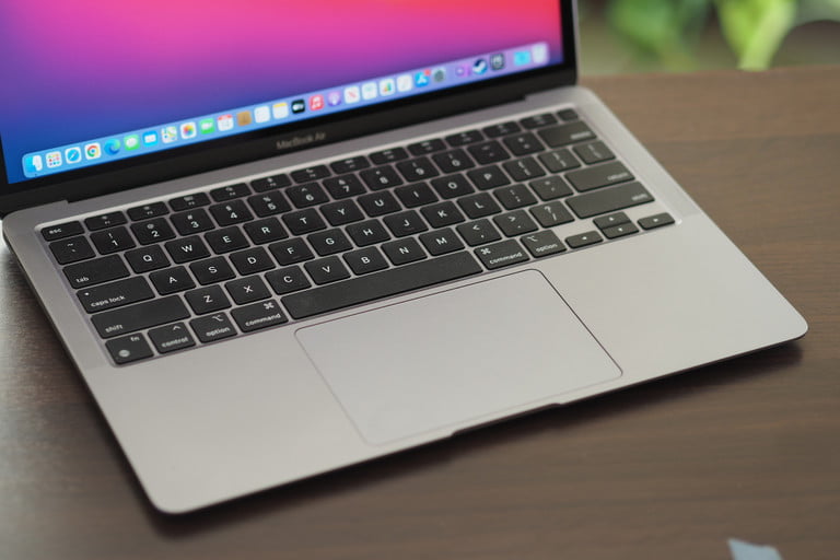 Visão frontal do Apple MacBook Air M1 mostrando a parte inferior da tela e o teclado.