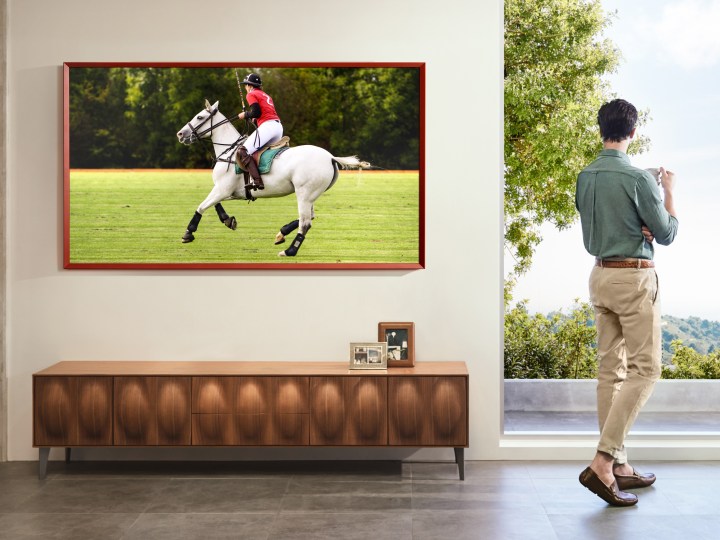 Un televisor Samsung The Frame que muestra a una persona a caballo jugando al polo.