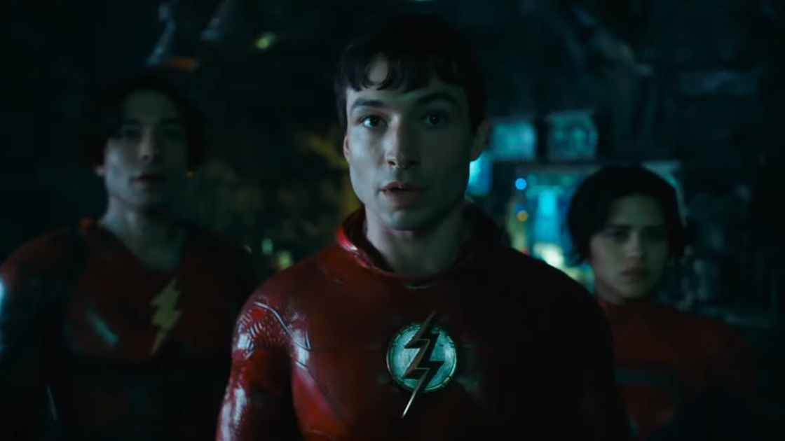 Ezra Miller como The Flash, olhando para frente.