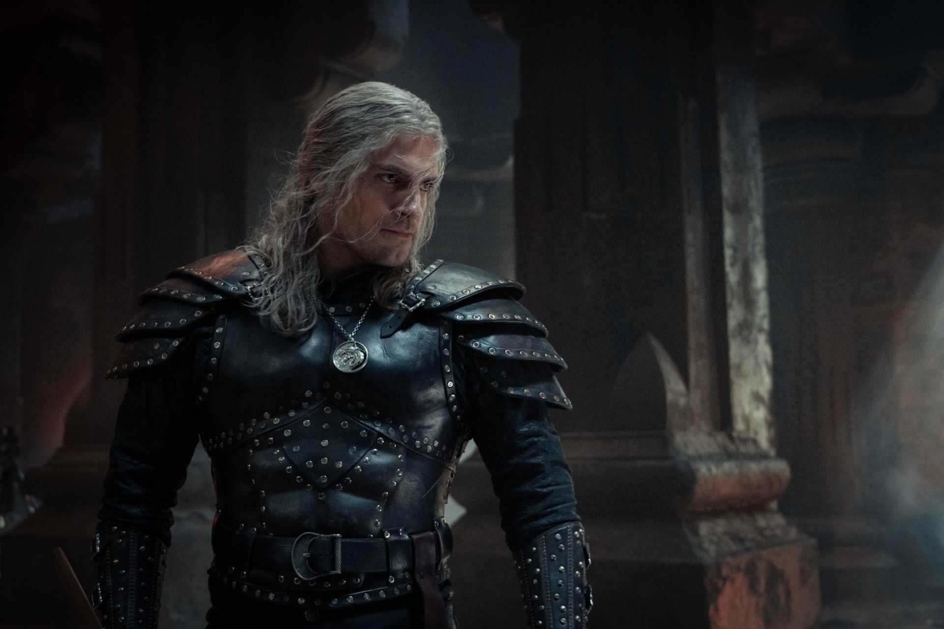 Henry Cavill como Geralt de Rivia em uma cena da segunda temporada de The Witcher.