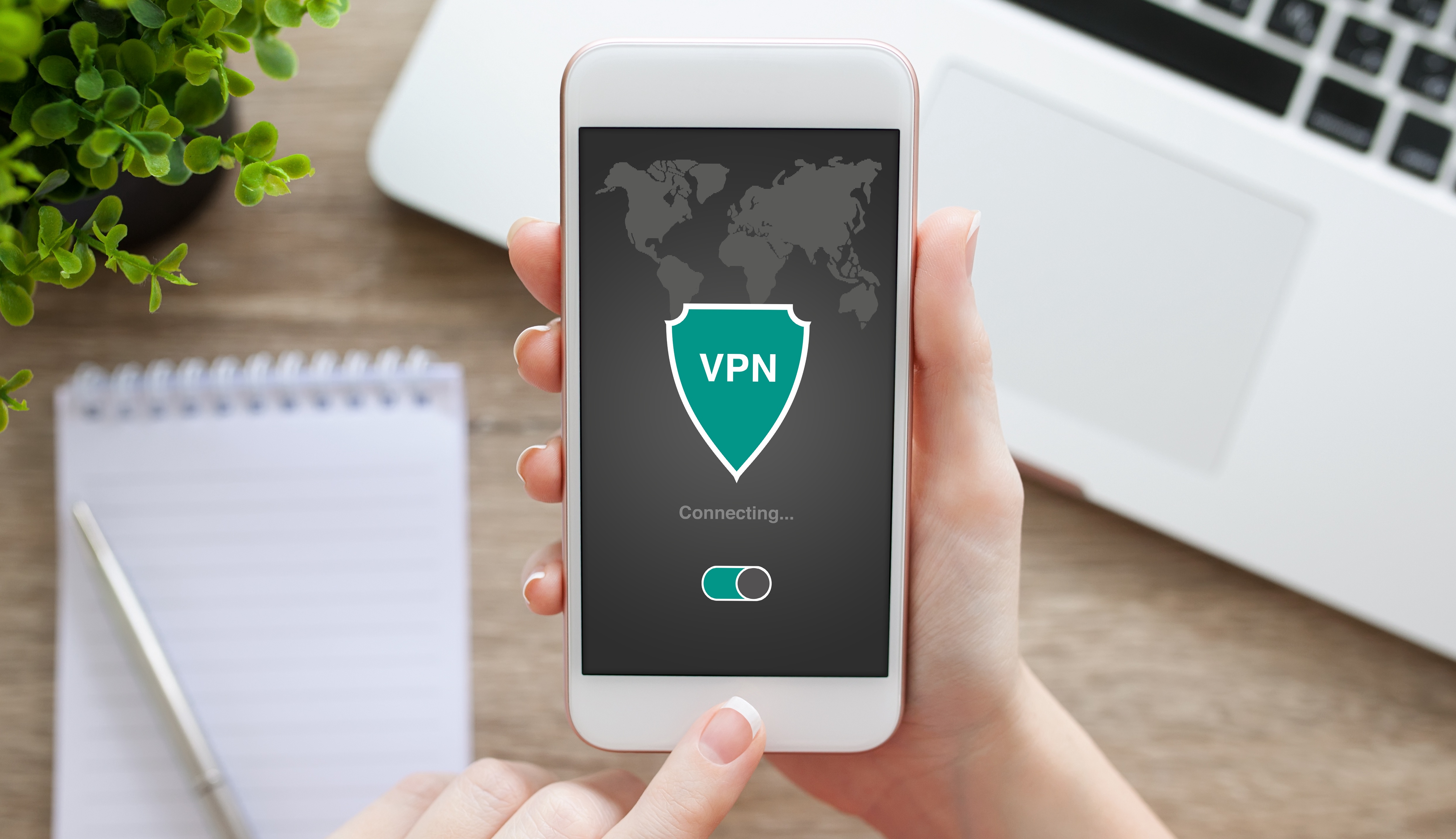 تصویر استوک یک VPN در حال نمایش در آیفون.