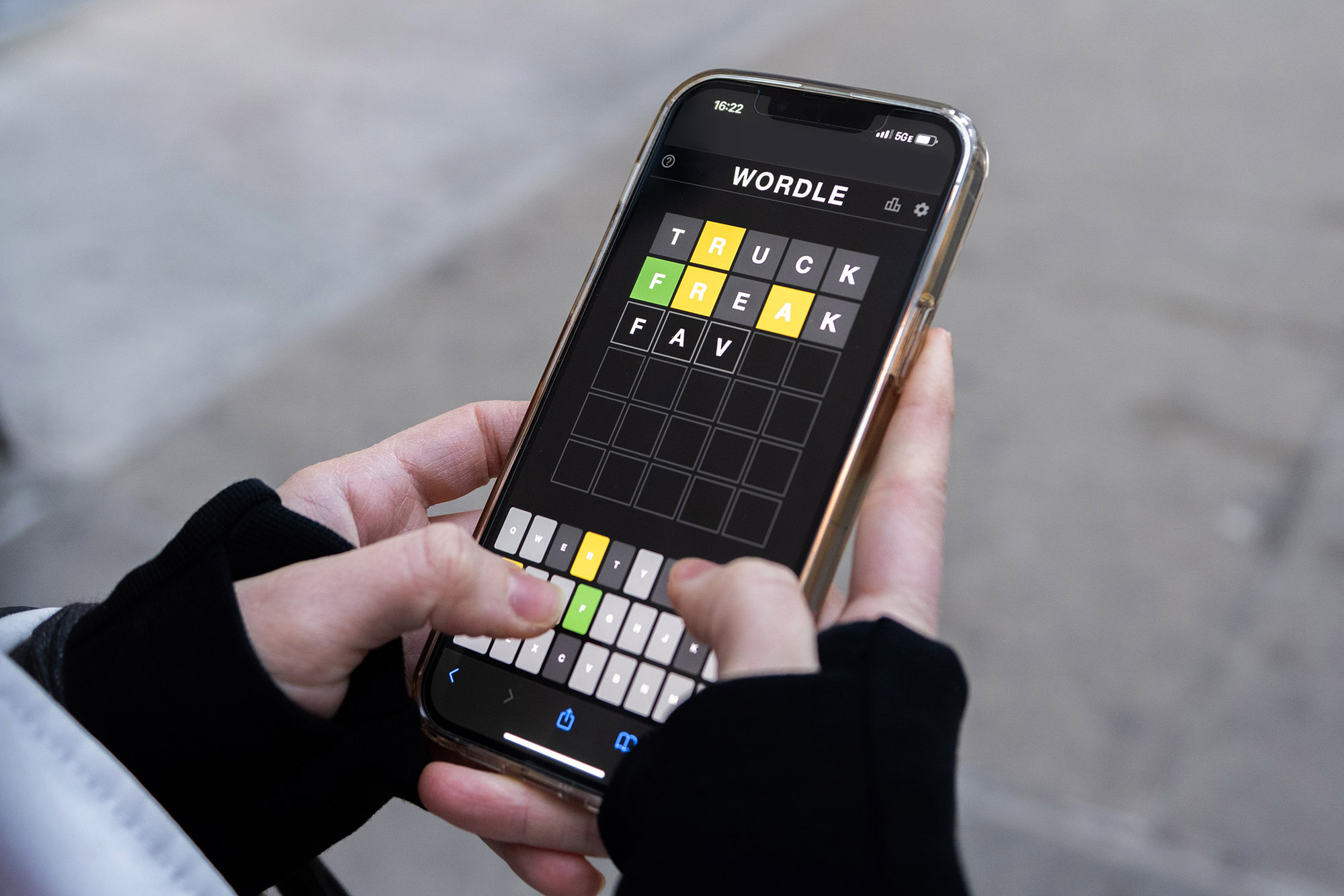 Eine Person spielt „Wordle“ auf einem iPhone.
