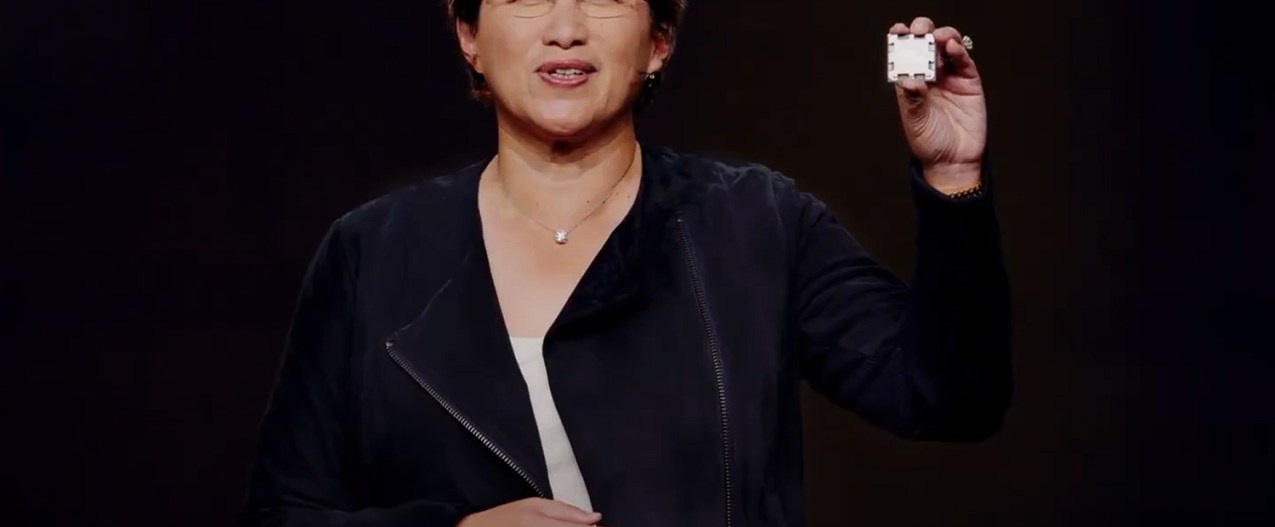AMD CEO Lisa Su holding a Zen 4 CPU.