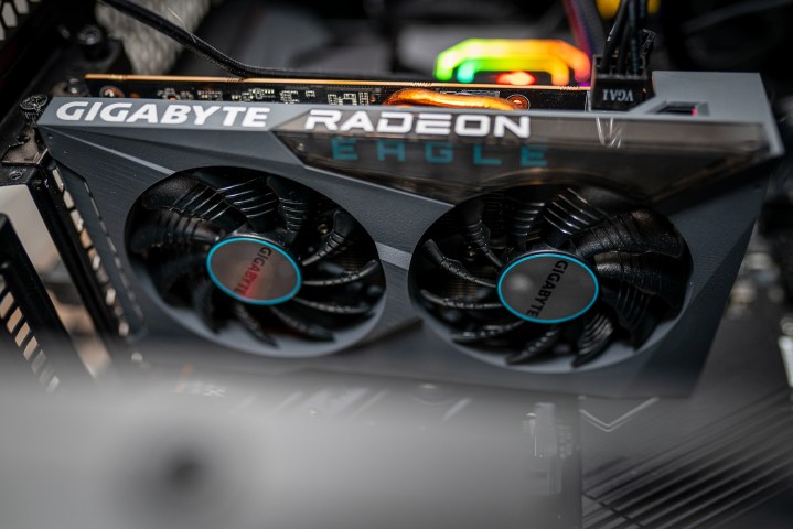 AMD RX 6500 XT روی کامپیوتر نصب شده است.