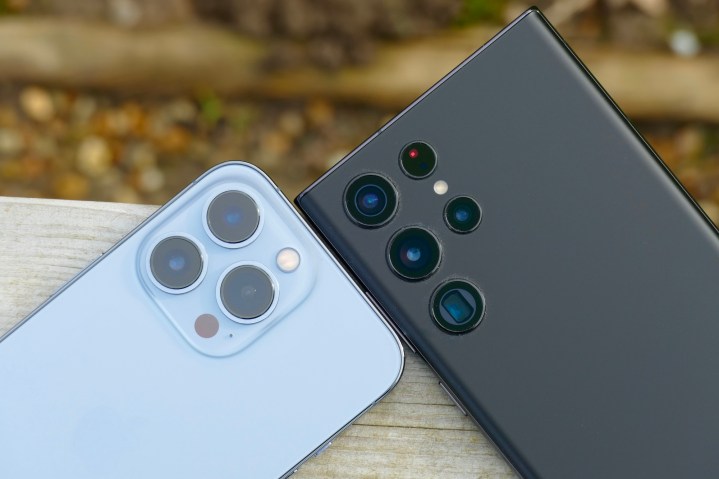 Fotocamere Galaxy S22 Ultra e iPhone 13 Pro viste dal retro.