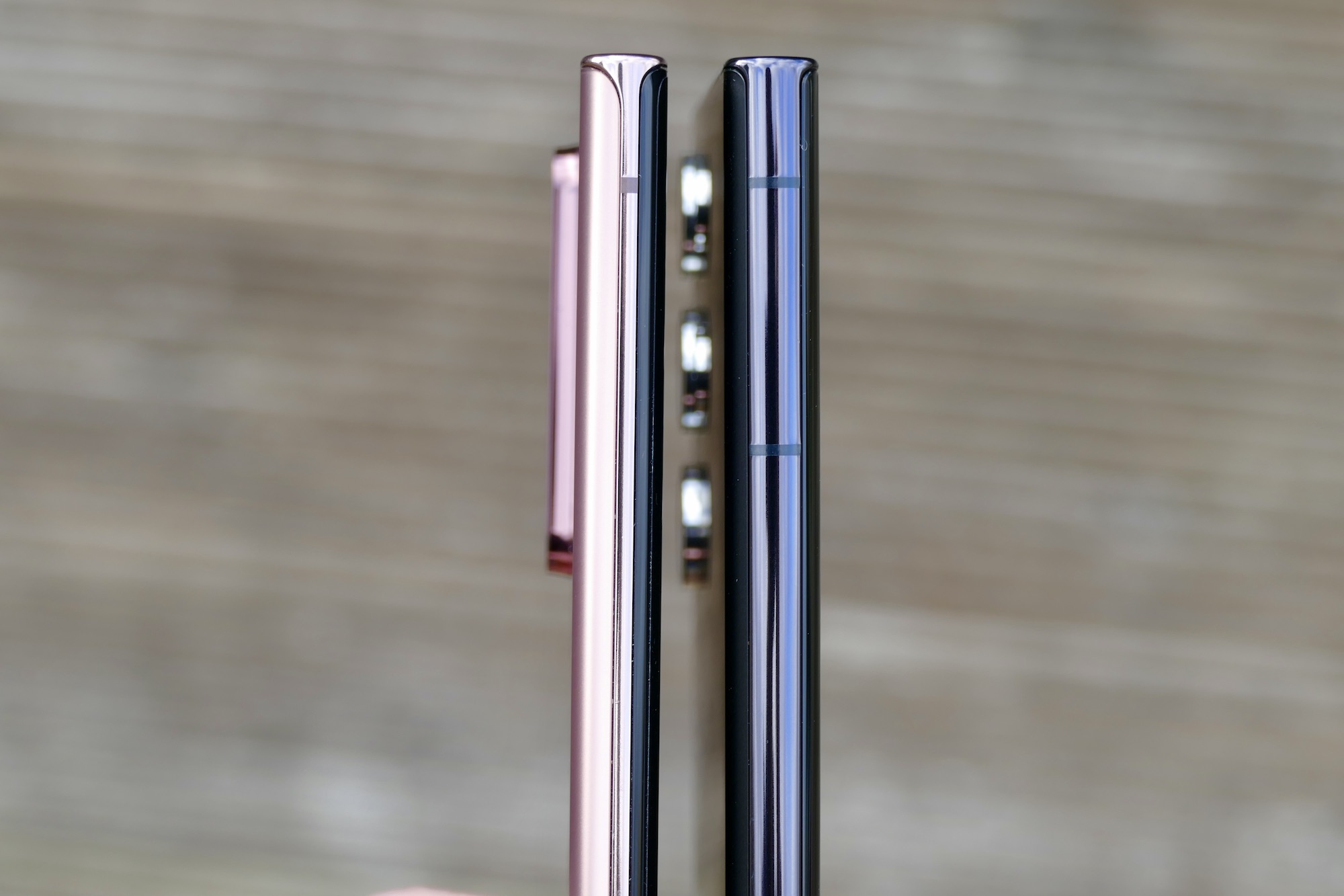 Galaxy S22 Ultra and Note 20 Ultra seen from the side.