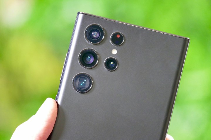 O módulo de câmera do Galaxy S22 Ultra.