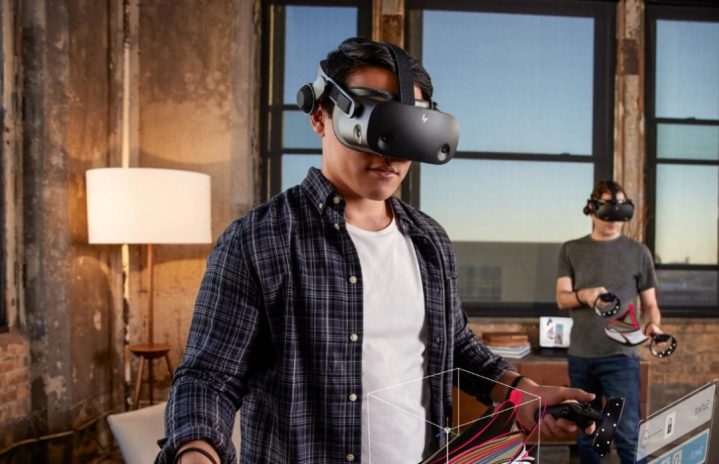 Двое мужчин используют гарнитуру виртуальной реальности HP Reverb G2.