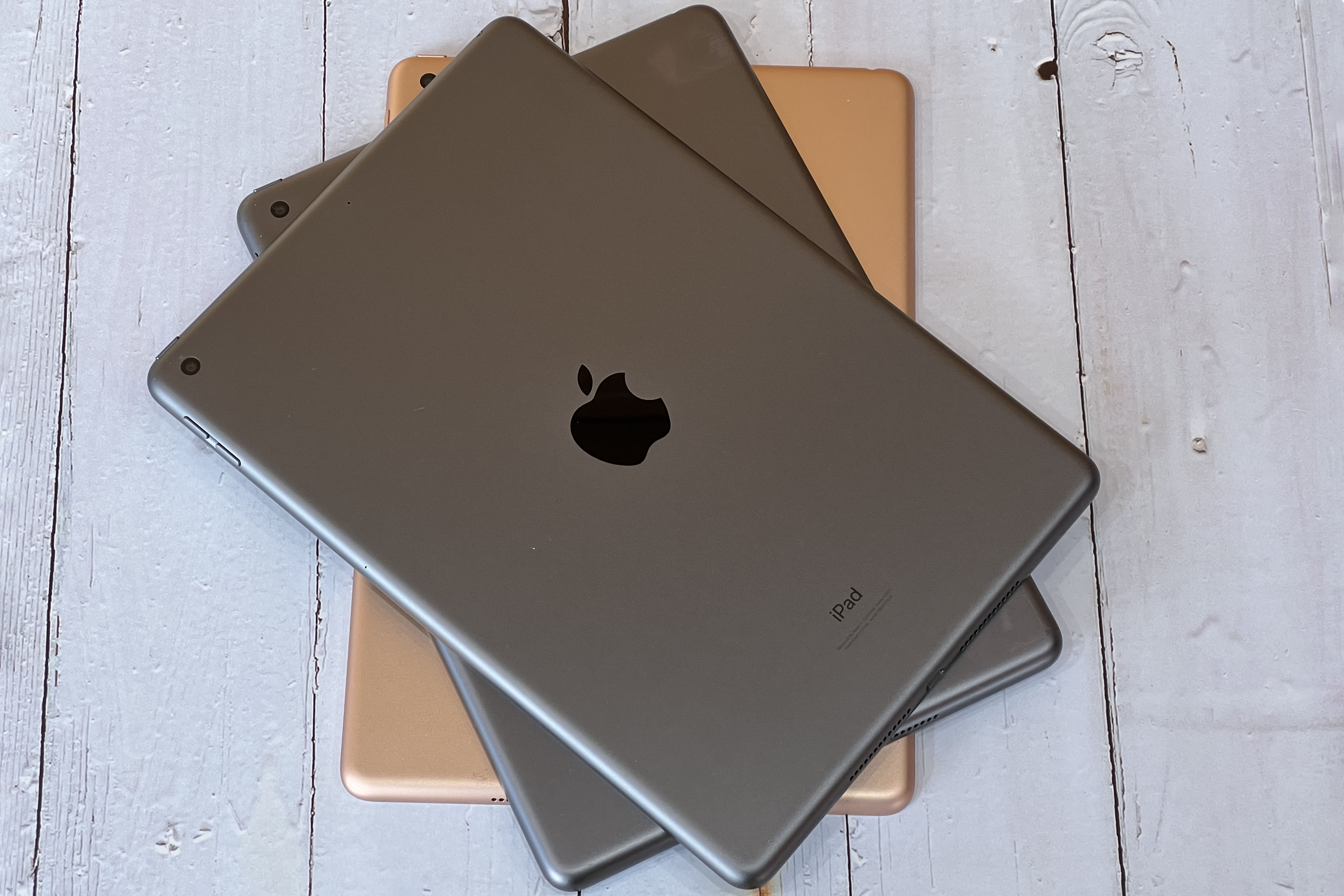 Tres iPads 2021 están apilados sobre una mesa.