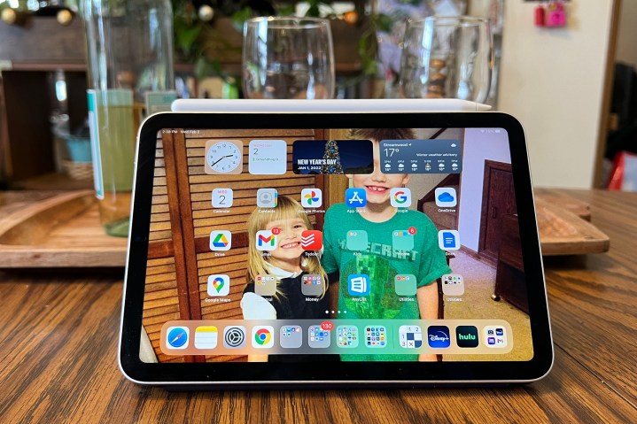 La iPad Mini 2021 montras la hejman ekranon kun kelkaj aplikaĵoj.