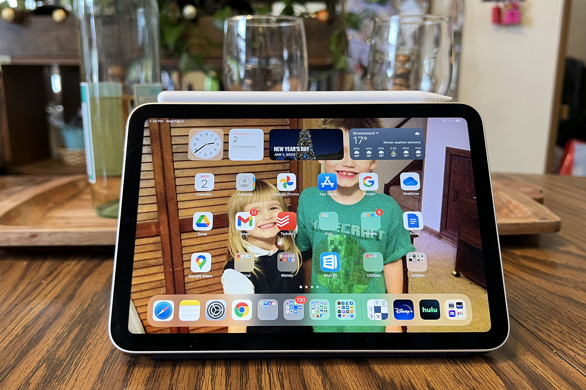 iPad Mini 2021 صفحه اصلی را با چندین برنامه نشان می دهد.