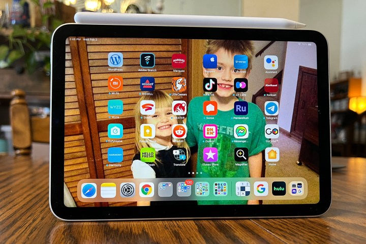 iPad Mini в альбомной ориентации с главным экраном.