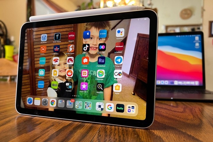 Apple पेंसिल चुंबकीय रूप से iPad मिनी से जुड़ जाती है।